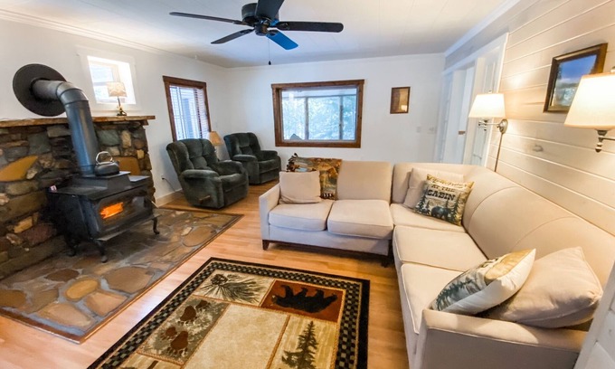 Seeley Lake Casa | Cozy Bear Den - private house with fenced yard!