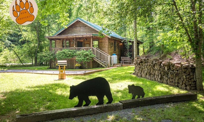 Sevierville Casa | Cozy Bear, Free Attraction Tickets, Hot Tub, WIFI, Fireplace!