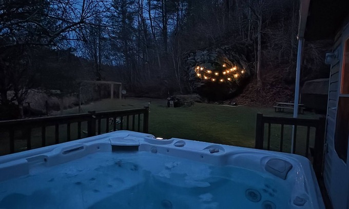 Clifford Cabaña | Cozy Bear Rock Cottage with hot tub