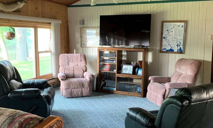 New London Cabaña | Cozy beautiful cottage on the Wolf River located 5 miles New London