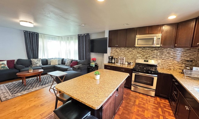 Seminary Hill Casa | COZY Beautiful Entire House in Alexandria