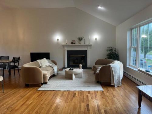 Monroe Casa | Cozy Beautiful Pondside Luxurious Retreat