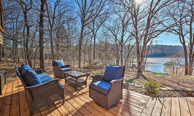 Powell Cabina | Cozy Beaver Lake Cabin w/ Waterfront View & Kayaks