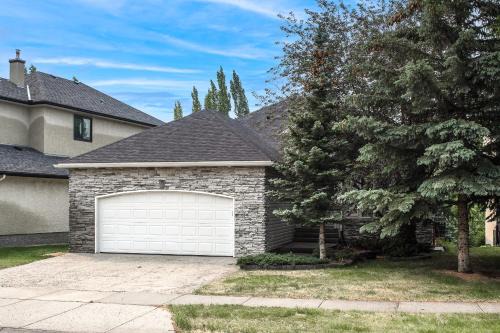 Signal Hill Casa | Cozy bedroom in quiet community