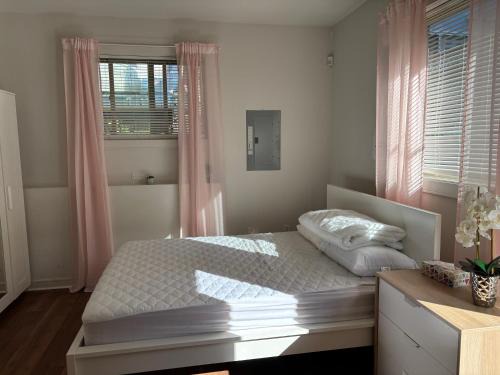 Hollyburn Casa | Cozy Bedroom Near Beach, Stanley Park, Cypress Mountain, Downtown Vancouver