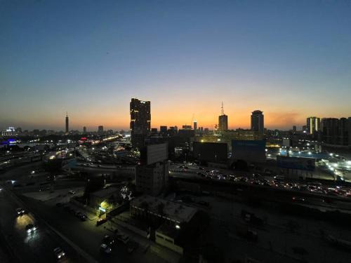 Qasr an-Nil Apartamento | Cozy bedroom overlooking downtown & the Nile