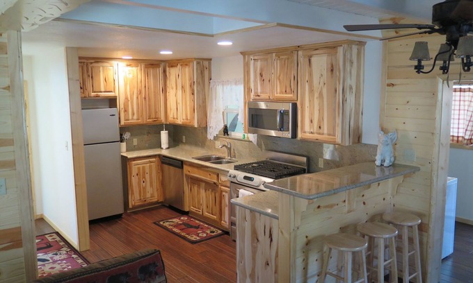 Big Bear Lake Cabaña | ¡Disfruta de otoño e invierno en esta casa recién remodelada!
