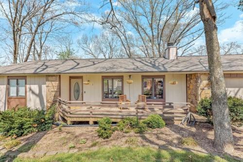 Bella Vista Casa | Cozy Bike-In & Out Retreat - Fire Pit Pet Friendly