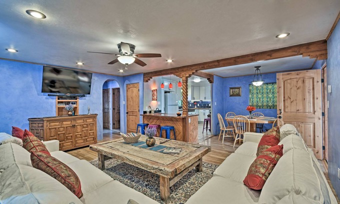 El Prado Casa | Acogedor "Blue Adobe" con Steam Room 2 Mi. de Taos!