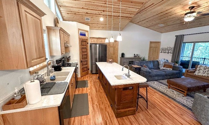 Sierra Pines Cabina | Cozy Blue Cabin in the Pines with Walking Distance to the Best Spa in Town