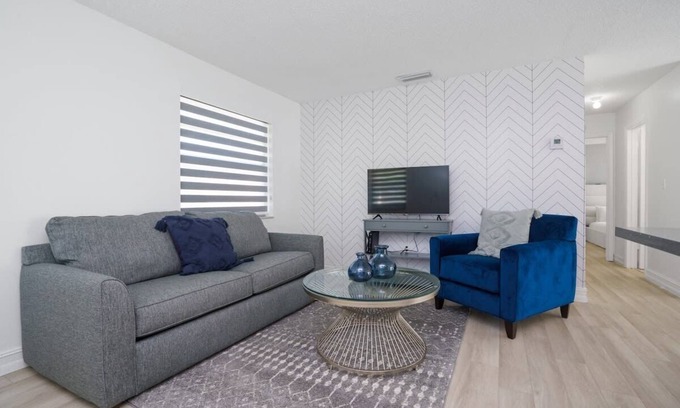 Cutler Bay Casa | Cozy Blue Door Duplex, Central in Cutler Bay