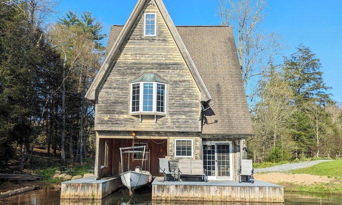 Nisbet Casa | Cozy Boathouse On the Water