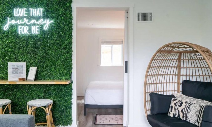 Melrose Condominio | Cozy Bohemian Condo with Pool by Barclé