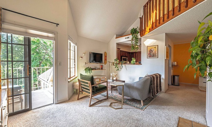 Gunbarrel Condominio | Cozy Boho Hideaway -Sunlight, Workspace, Trails & Hot Tub