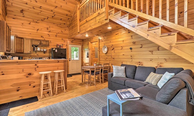 Boone Cabina | Cozy Boone Cabin w/ Deck: Close to Downtown!