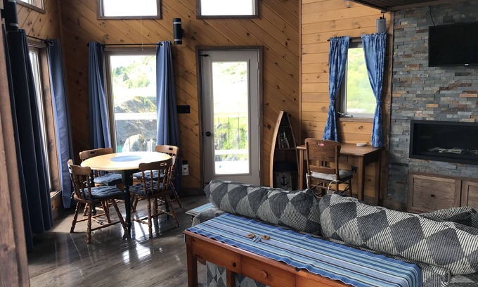 Port de Grave Chalet De Esquí | Cozy Boutique Chalet on the Ocean's Edge!