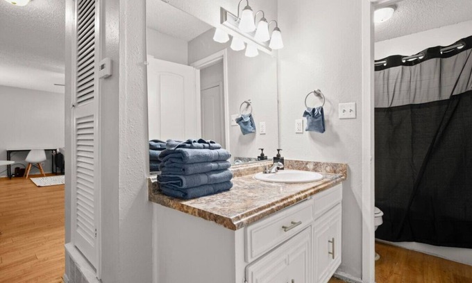 Brentwood Apartamento | Cozy Brentwood Smart Suite! |15 Min to 6th!