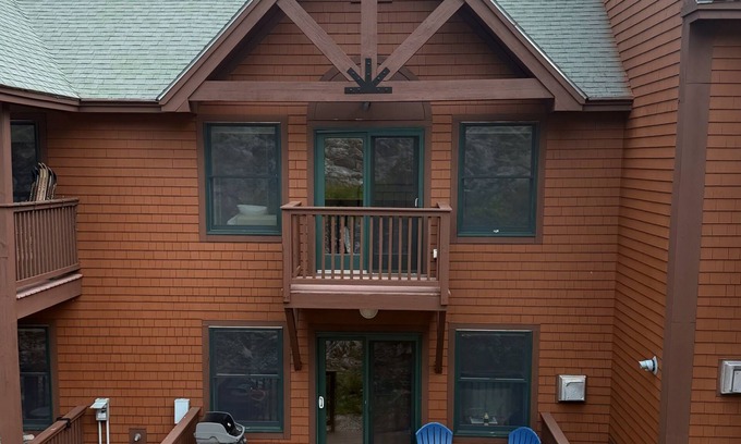 Bridgton Casa | Cozy Bridgton Townhome – Perfect for Family Fun On Pleasant Mountain