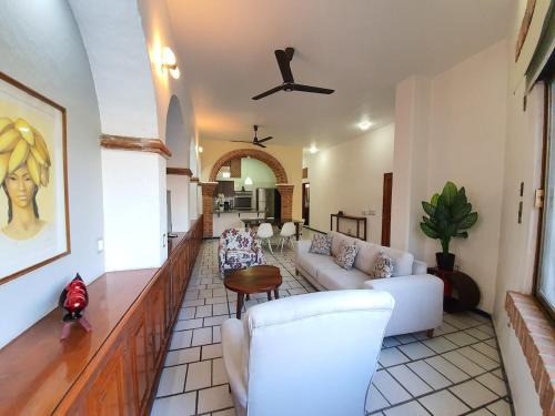 Colonia 5 de Diciembre Apartamento | Cozy & Bright Apartment Near The Beach and Close Walk To Malecon