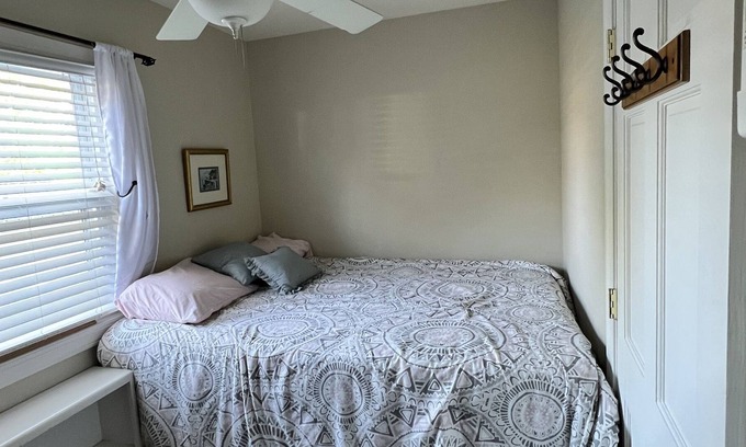 Earlville Cabaña | Cozy, bright house, huge sunroom, screened porch, outside deck/shower, fireplace
