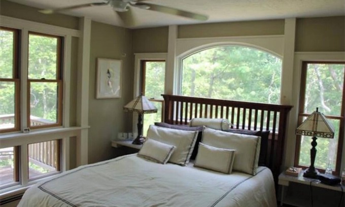 Bourne Casa | Cozy, bright house in enjoyable Bourne with WiFi, AC. Minutes from beach!