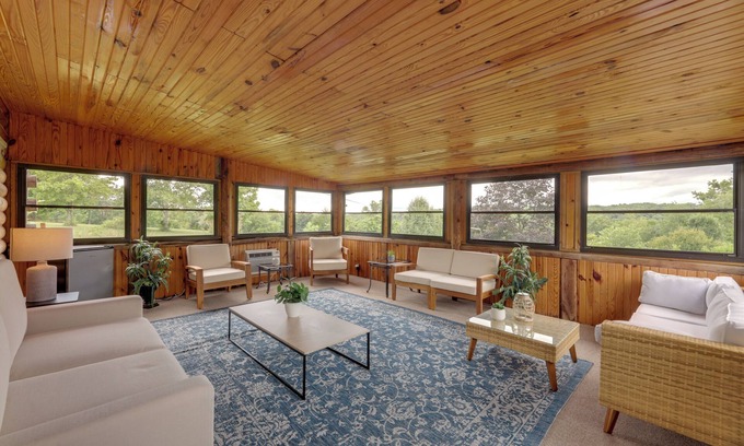 Brookville Cabina | Cozy Brookville Home w/ Fire Pit & Deck!
