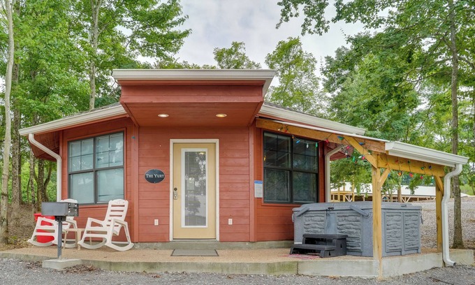 Bryant Cabina | Cozy Bryant Vacation Rental Cabin w/ Hot Tub!