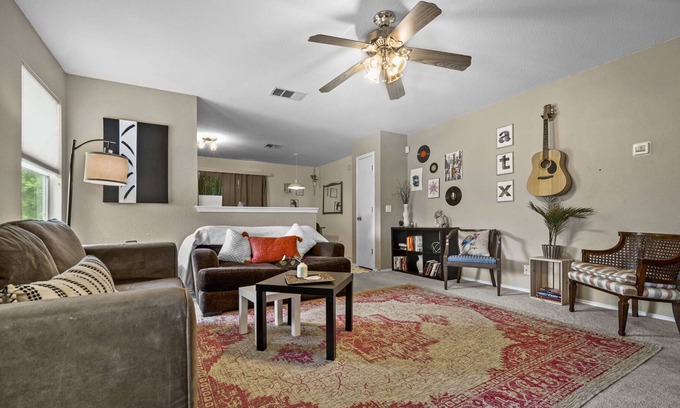 Manor Casa | Cozy ♥ Budget/Dog Friendly◈ Manor ◈ Yard w/Firepit