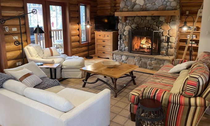 Golden Chalet De Esquí | Cozy Buffalo Cabin that sleeps 22. Base of Kicking Horse!