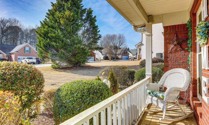Buford Casa | Cozy Buford Home w/ Piano ~ Mins to Lake Lanier!