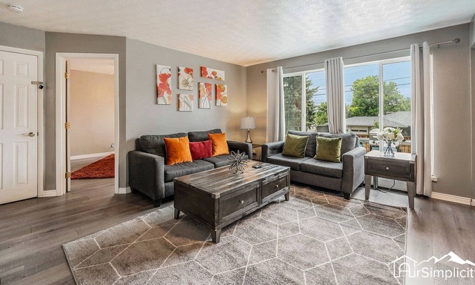 Barths Casa | Cozy Bungalow 2 Kitchens Near Sloans Lake/DT