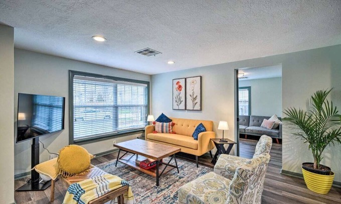 Shady Acres Casa | Cozy Bungalow Home, The Heights, 6 miles to Downtown!