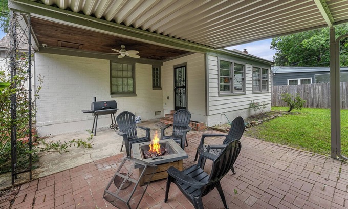 University District Casa | Cozy Bungalow in Highland Park