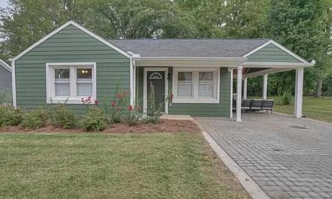 Murfreesboro Casa | Cozy bungalow in the heart of Murfreesboro. Pet friendly.