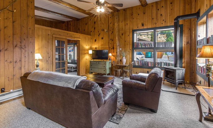 Creede Apartamento | Cozy Bungalow in the Heart of Historic Downtown Creede!