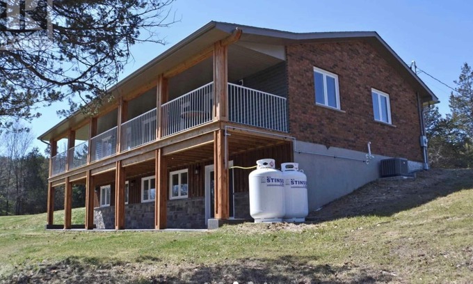 Greater Napanee Casa | Cozy Bungalow Nestled atop North Shore Hay Bay, Napanee