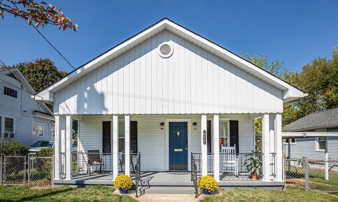 Fredericksburg Casa | Cozy bungalow near old town Fredericksburg close to restaurants, parks & more!