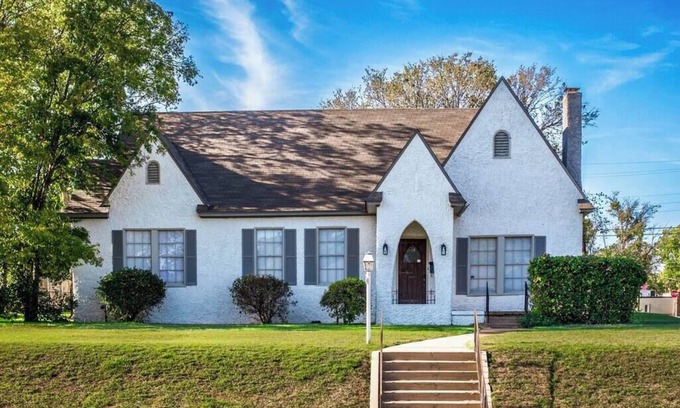 Austin Ave. Casa | Cozy Bungalow on Washington – Private Office