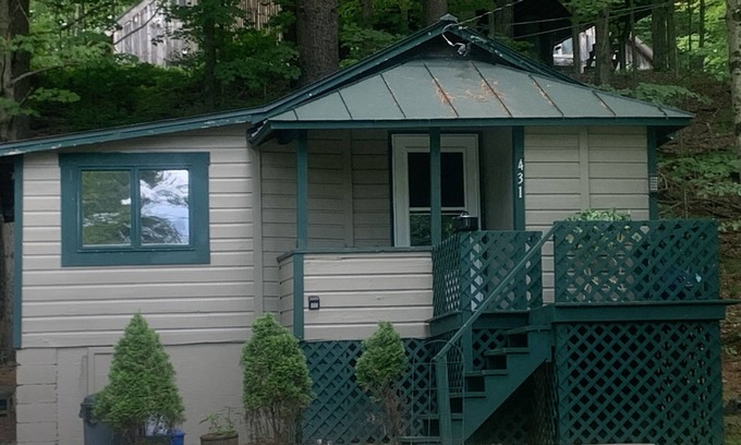 Bomoseen Casa | Cozy bungalow with lakeview on quiet road and private setting