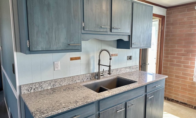 Port Clinton Casa | Cozy bungalow with view of Lake Erie & room to park your boat!