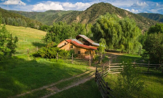 New Castle Cabina | Cozy Bunkhouse and Creekside Sauna Cabin next to the National Forest.
