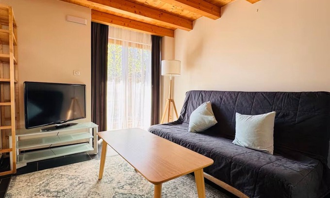 Saint-Julien-en-Genevois Cabaña | Cozy cottage in Saint Julien-en-Genevois with WiFi & Free Parking
