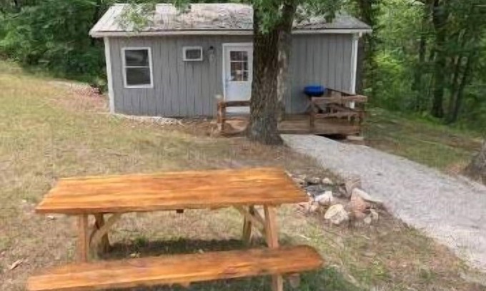 Bennett Springs Cabina | Cozy Cabin #1 located 1 mile from Bennett Springs state park.