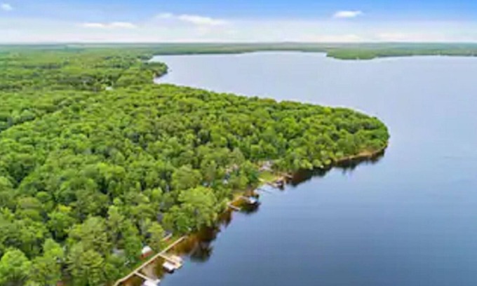 Carp Lake Cabina | Cozy Cabin -1 Min to Lake, BBQ, Firepit & Fast Wi-Fi