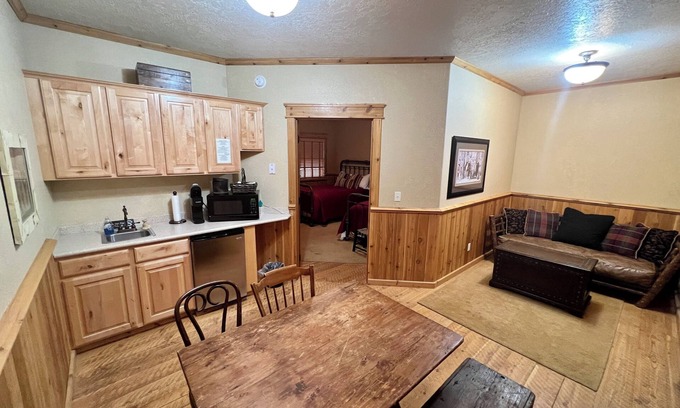 Almo Cabina | Cozy cabin 2 in at Almo Inn with AC, WiFi near City of Rocks/Castle Rocks Idaho