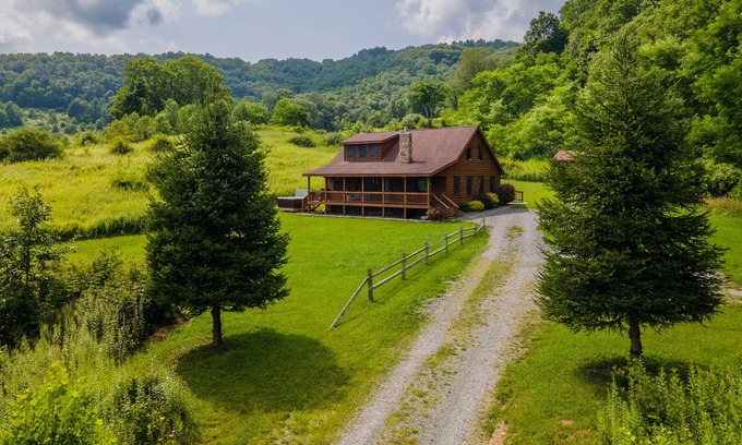 Mountain Base Cabina | Cozy Cabin 2 miles to Snowshoe on 7.5 acres~3BR+Loft~6 beds~Hot Tub~EV Charger