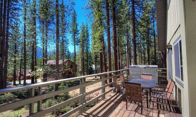 Country Club Estates Casa | Cozy Cabin 4 Bedroom Home by RedAwning