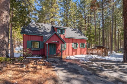 Tahoe Vista Casa | Cozy Cabin 5 Min Walk to Lake Tahoe Hot-Tub Excellent Location