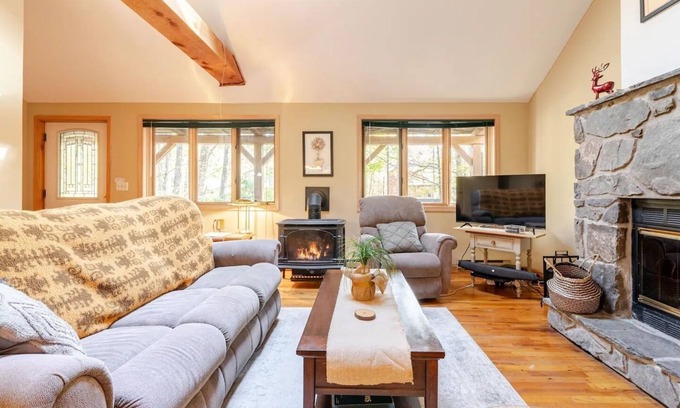 Lackawaxen Cabina | Cozy Cabin at Big Bear Mountain: Pools, Lake, Ski, Horseback & More at Masthope!