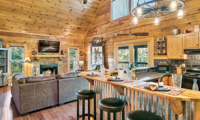 Sevierville Cabina | Cozy cabin at Douglas Lake Resort w/ boat parking, WiFi, hot tub & grill!